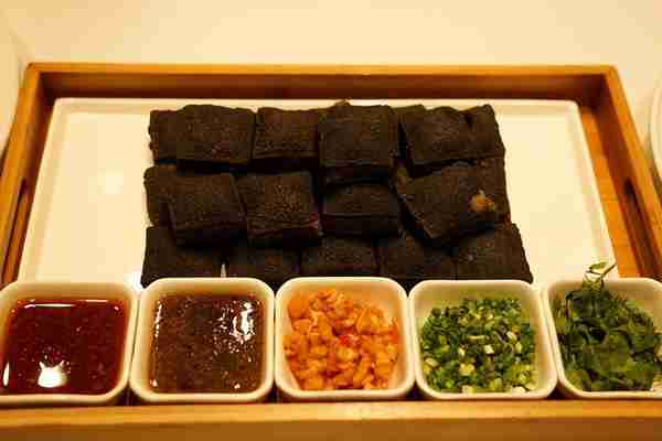 舌尖上的长沙，从火宫殿的臭豆腐开始，拥有400多年历史，很好吃