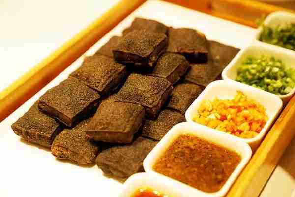 舌尖上的长沙，从火宫殿的臭豆腐开始，拥有400多年历史，很好吃